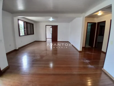 Sala de estar com piso de madeira — Sala Comercial com 5 salas para alugar em Nossa Senhora de Lourdes, Santa Maria/RS