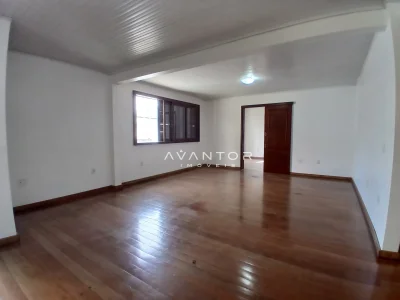 Sala de estar com piso em madeira — Sala Comercial com 5 salas para alugar em Nossa Senhora de Lourdes, Santa Maria/RS