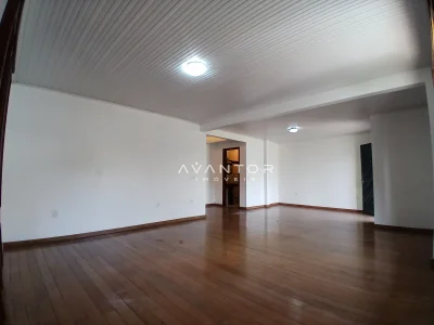 Sala de estar com piso em madeira — Sala Comercial com 5 salas para alugar em Nossa Senhora de Lourdes, Santa Maria/RS