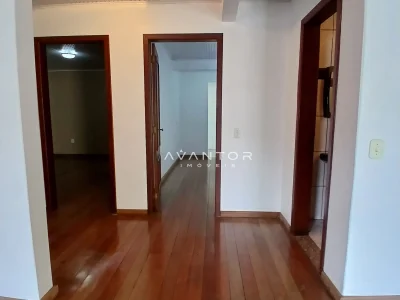 Hall de entrada com piso de madeira — Sala Comercial com 5 salas para alugar em Nossa Senhora de Lourdes, Santa Maria/RS