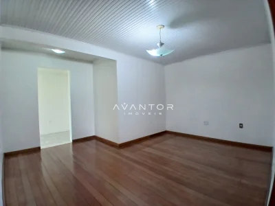 Sala de estar com piso de madeira — Sala Comercial com 5 salas para alugar em Nossa Senhora de Lourdes, Santa Maria/RS