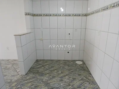 Banheiro com azulejos brancos e prateleira — Sala Comercial para alugar em Nossa Senhora de Lourdes, Santa Maria/RS