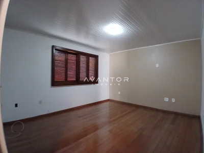 Dormitório com piso de madeira — Sala Comercial com 5 salas para alugar em Nossa Senhora de Lourdes, Santa Maria/RS