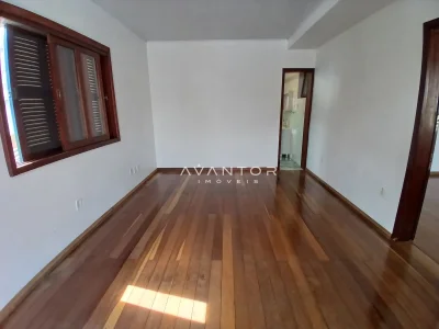 Sala com piso em madeira e janela — Sala Comercial com 5 salas para alugar em Nossa Senhora de Lourdes, Santa Maria/RS
