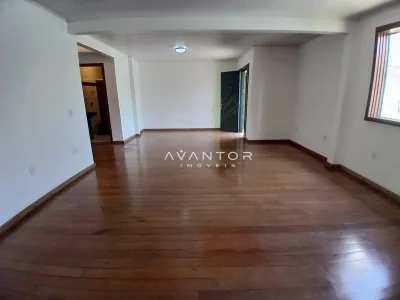 Sala de estar com piso de madeira — Sala Comercial com 5 salas para alugar em Nossa Senhora de Lourdes, Santa Maria/RS