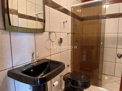 Banheiro com chuveiro e armário — Sala Comercial com 5 salas para alugar em Nossa Senhora de Lourdes, Santa Maria/RS
