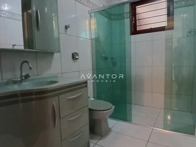 Banheiro com chuveiro e armários planejados — Sala Comercial para alugar em Nossa Senhora de Lourdes, Santa Maria/RS