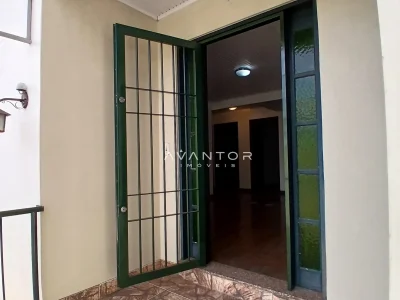 Hall de entrada com porta de grades verde — Sala Comercial para alugar em Nossa Senhora de Lourdes, Santa Maria/RS