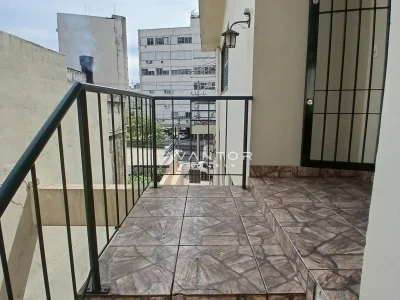 Sacada com vista para rua e prédios vizinhos — Sala Comercial para alugar em Nossa Senhora de Lourdes, Santa Maria/RS