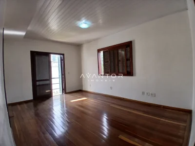 Sala de estar com piso de madeira — Sala Comercial com 5 salas para alugar em Nossa Senhora de Lourdes, Santa Maria/RS