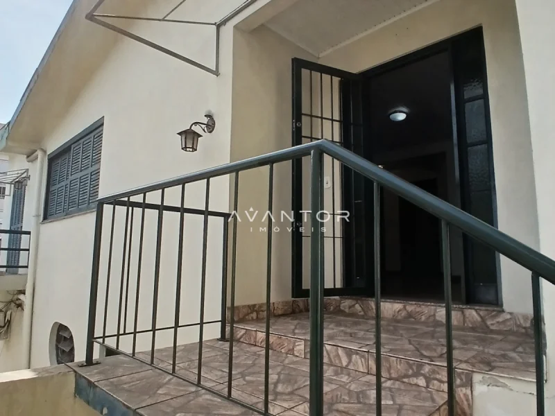 Fachada da casa com sacada — Sala Comercial com 5 salas para alugar em Nossa Senhora de Lourdes, Santa Maria/RS
