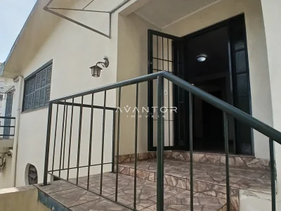 Fachada da casa com sacada — Sala Comercial com 5 salas para alugar em Nossa Senhora de Lourdes, Santa Maria/RS