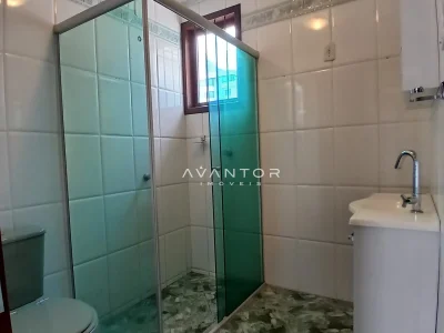 Banheiro com box e pia — Sala Comercial com 5 salas para alugar em Nossa Senhora de Lourdes, Santa Maria/RS