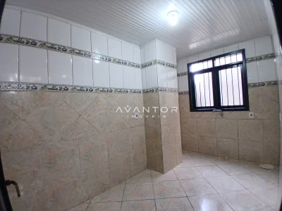 Cozinha com azulejos e janela — Sala Comercial com 2 salas para alugar em Nossa Senhora de Lourdes, Santa Maria/RS