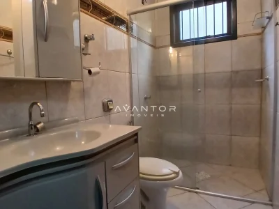 Banheiro com chuveiro em vidro — Sala Comercial com 2 salas para alugar em Nossa Senhora de Lourdes, Santa Maria/RS