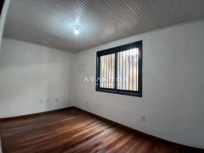 Dormitório com piso em madeira — Sala Comercial com 2 salas para alugar em Nossa Senhora de Lourdes, Santa Maria/RS
