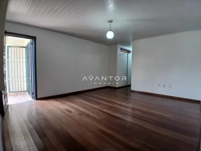 Sala com piso de madeira e porta para área externa — Sala Comercial para alugar em Nossa Senhora de Lourdes, Santa Maria/RS