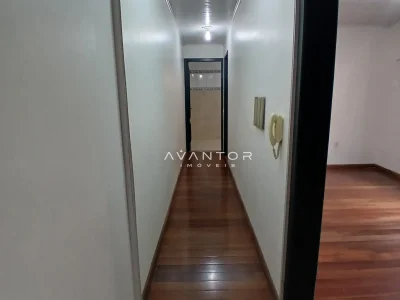 Corredor com piso de madeira — Sala Comercial com 2 salas para alugar em Nossa Senhora de Lourdes, Santa Maria/RS