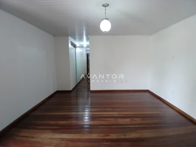 Sala com piso de madeira — Sala Comercial com 2 salas para alugar em Nossa Senhora de Lourdes, Santa Maria/RS