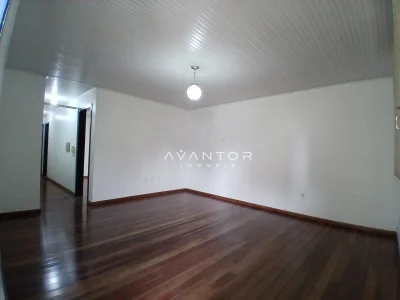 Sala com piso de madeira e teto de alumínio — Sala Comercial para alugar em Nossa Senhora de Lourdes, Santa Maria/RS