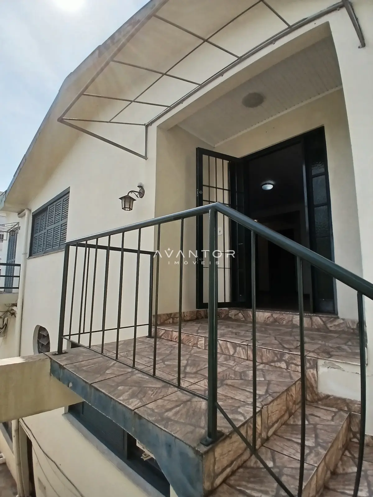 Entrada da casa com sacada e guarda-corpo — Sala Comercial para alugar em Nossa Senhora de Lourdes, Santa Maria/RS