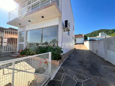 Fachada da casa com pátio — Casa com 4 quartos à venda em Nossa Senhora do Perpétuo Socorro, Santa Maria/RS