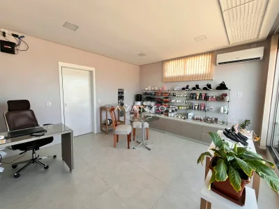 Sala comercial com produtos expostos em prateleiras — Casa à venda em Nossa Senhora do Perpétuo Socorro, Santa Maria/RS