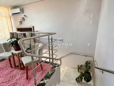 Sala de estar integrada à cozinha com escada — Casa à venda em Nossa Senhora do Perpétuo Socorro, Santa Maria/RS