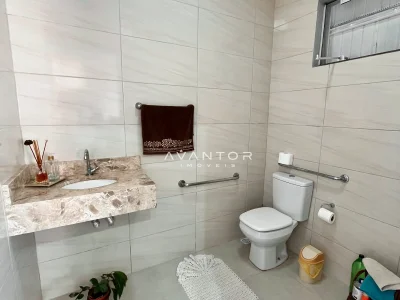 Banheiro com pia em mármore e box — Casa com 4 quartos à venda em Nossa Senhora do Perpétuo Socorro, Santa Maria/RS