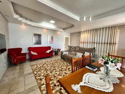 Sala de estar com sofá vermelho e integrada à sala de jantar — Casa à venda em Nossa Senhora do Perpétuo Socorro, Santa Maria