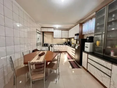 Cozinha integrada com mesa de refeições — Casa com 4 quartos à venda em Nossa Senhora do Perpétuo Socorro, Santa Maria/RS