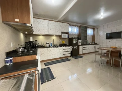 Cozinha com armários planejados e sala de jantar — Casa à venda em Nossa Senhora do Perpétuo Socorro, Santa Maria/RS