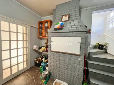 Hall de entrada com parede de tijolo aparente — Casa à venda em Nossa Senhora do Perpétuo Socorro, Santa Maria/RS