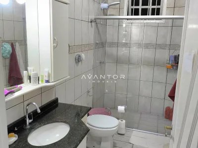 Banheiro com chuveiro e bancada — Casa com 4 quartos à venda em Nossa Senhora do Perpétuo Socorro, Santa Maria/RS