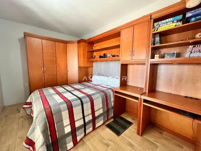 Dormitório com armários planejados em madeira — Casa à venda em Nossa Senhora do Perpétuo Socorro, Santa Maria/RS