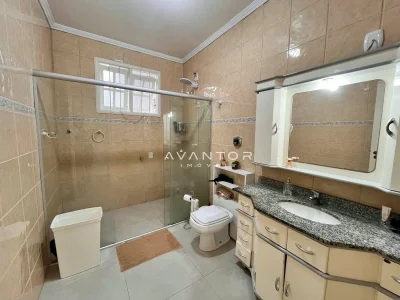 Banheiro com chuveiro e bancada com armários — Casa à venda em Nossa Senhora do Perpétuo Socorro, Santa Maria/RS