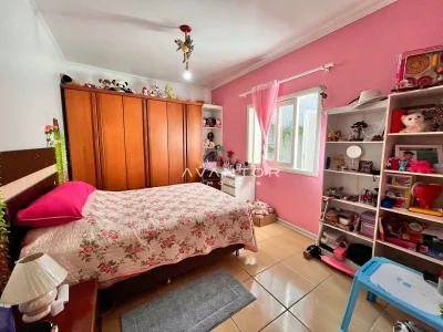 Dormitório com parede rosa e armários planejados — Casa à venda em Nossa Senhora do Perpétuo Socorro, Santa Maria/RS