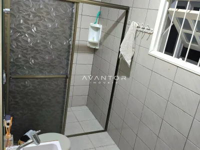 Banheiro com box e janela — Casa com 4 quartos à venda em Nossa Senhora do Perpétuo Socorro, Santa Maria/RS