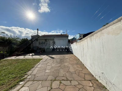 Pátio com piso de pedra e área verde — Casa com 4 quartos à venda em Nossa Senhora do Perpétuo Socorro, Santa Maria/RS