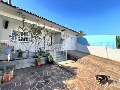Fachada da casa com pátio — Casa com 4 quartos à venda em Nossa Senhora do Perpétuo Socorro, Santa Maria/RS