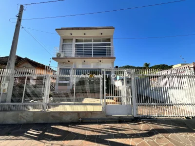 Fachada da casa com portão de entrada — Casa com 4 quartos à venda em Nossa Senhora do Perpétuo Socorro, Santa Maria/RS