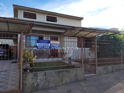 Fachada da casa com garagem e cobertura — Casa com 4 quartos à venda em Pinheiro Machado, Santa Maria/RS