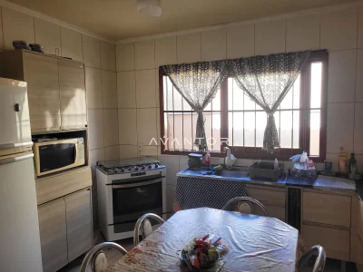 Cozinha com bancada e janelas — Casa com 4 quartos à venda em Pinheiro Machado, Santa Maria/RS