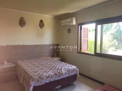 Dormitório com janelas e vista para área verde — Casa com 4 quartos à venda em Pinheiro Machado, Santa Maria/RS
