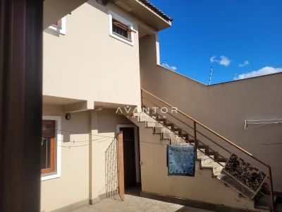 Fachada da casa com pátio e escada — Casa com 4 quartos à venda em Pinheiro Machado, Santa Maria/RS