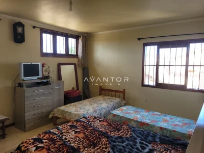 Dormitório com duas camas e janelas — Casa com 4 quartos à venda em Pinheiro Machado, Santa Maria/RS