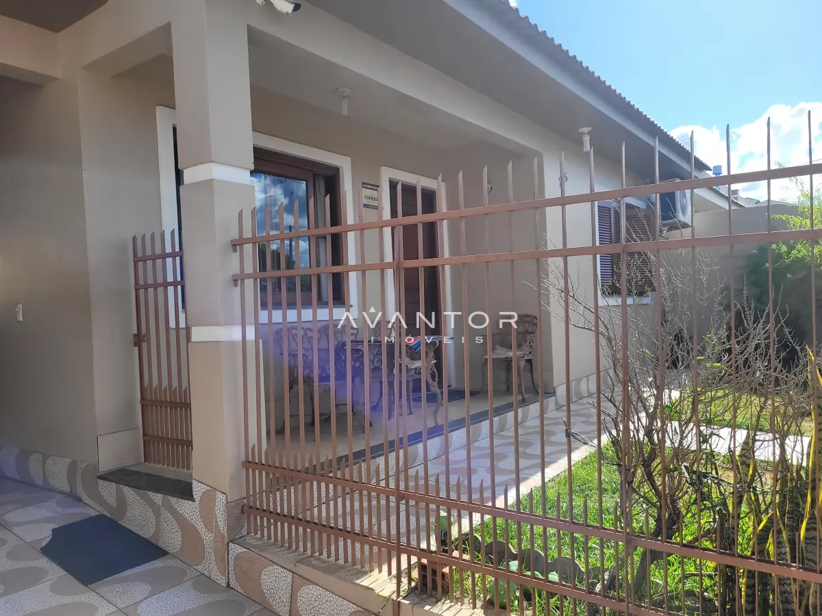 Fachada da casa com sacada — Casa com 4 quartos à venda em Pinheiro Machado, Santa Maria/RS