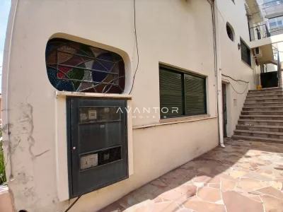 Fachada da casa com entrada e garagem — Sala Comercial com 2 salas para alugar em Nossa Senhora de Lourdes, Santa Maria/RS