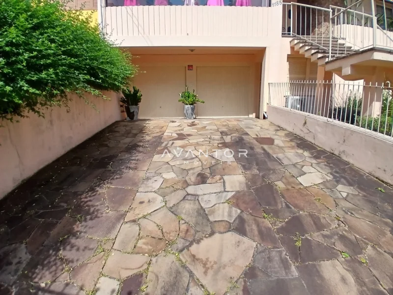 Garagem com piso em pedra — Sala Comercial com 2 salas para alugar em Nossa Senhora de Lourdes, Santa Maria/RS