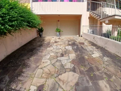 Garagem com piso em pedra — Sala Comercial com 2 salas para alugar em Nossa Senhora de Lourdes, Santa Maria/RS